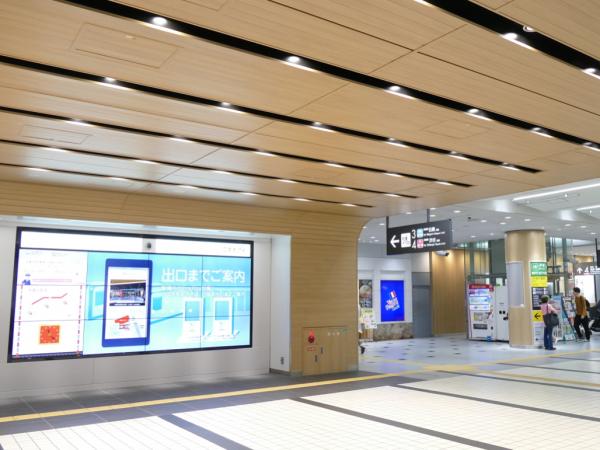 画像：東京急行電鉄株式会社様 武蔵小杉駅 デジタルサイネージシステム＆ LinkRay（光IDソリューション）